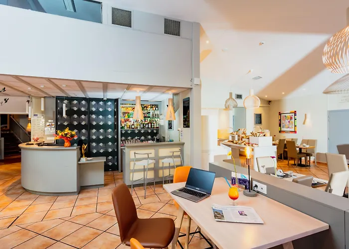 Kyriad Ouest - Sortie Autoroute Ouest A9 A54 - Parking Gratuit - Terrasse - Jardin - Plateau Repas - Petit Déjeuner Dès 5h30 - Animaux Bienvenue Nîmes