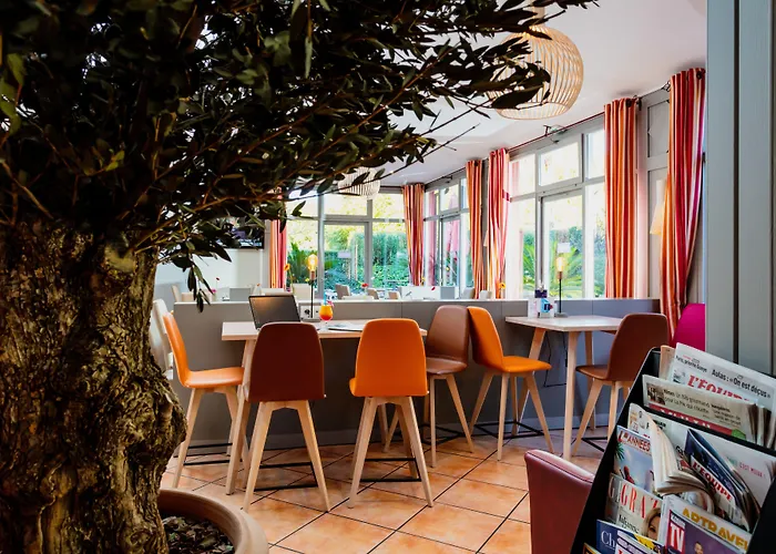 Kyriad Ouest - Sortie Autoroute Ouest A9 A54 - Parking Gratuit - Terrasse - Jardin - Plateau Repas - Petit Déjeuner Dès 5h30 - Animaux Bienvenue 3*