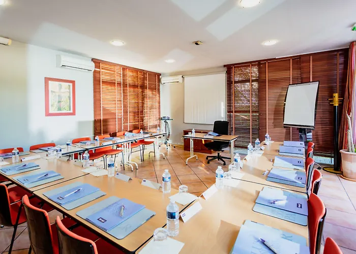 Kyriad Ouest - Sortie Autoroute Ouest A9 A54 - Parking Gratuit - Terrasse - Jardin - Plateau Repas - Petit Déjeuner Dès 5h30 - Animaux Bienvenue Hotel 3*