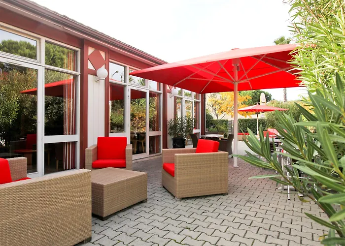 Kyriad Ouest - Sortie Autoroute Ouest A9 A54 - Parking Gratuit - Terrasse - Jardin - Plateau Repas - Petit Déjeuner Dès 5h30 - Animaux Bienvenue 3*