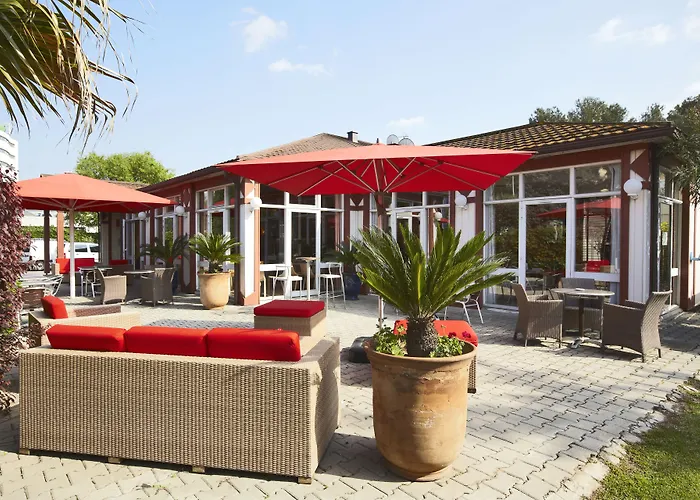 Hotel Kyriad Ouest - Sortie Autoroute Ouest A9 A54 - Parking Gratuit - Terrasse - Jardin - Plateau Repas - Petit Déjeuner Dès 5h30 - Animaux Bienvenue Nîmes