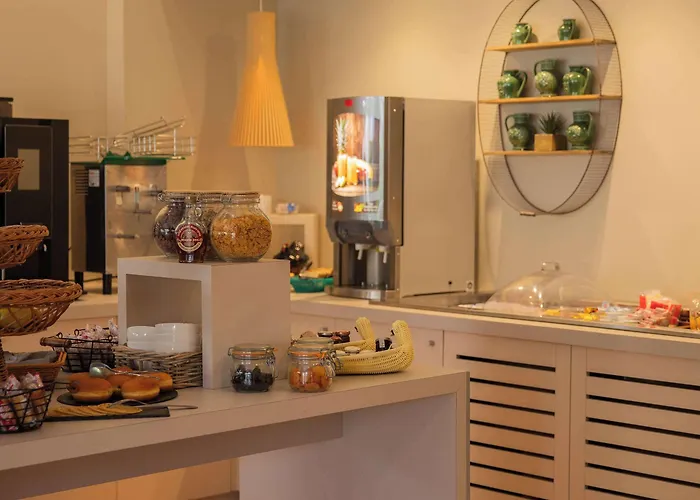 Kyriad Ouest - Sortie Autoroute Ouest A9 A54 - Parking Gratuit - Terrasse - Jardin - Plateau Repas - Petit Déjeuner Dès 5h30 - Animaux Bienvenue Hotel