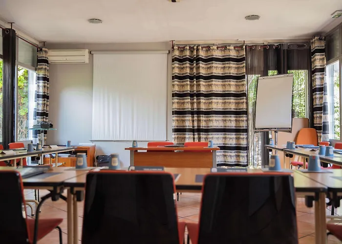 Hotel Kyriad Ouest - Sortie Autoroute Ouest A9 A54 - Parking Gratuit - Terrasse - Jardin - Plateau Repas - Petit Déjeuner Dès 5h30 - Animaux Bienvenue Nîmes