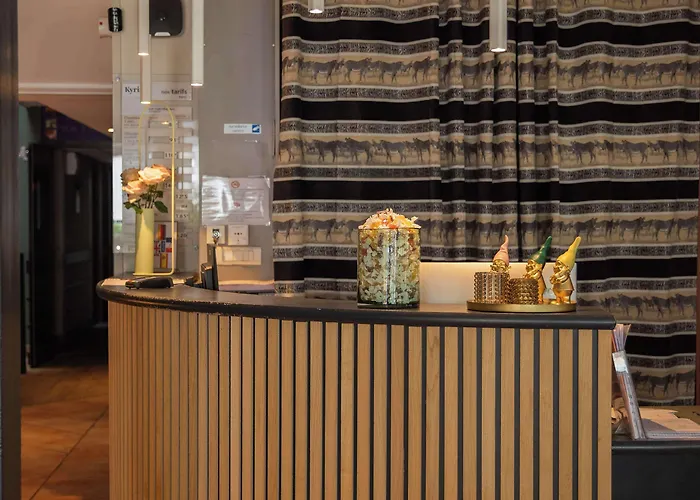 Hotel Kyriad Ouest - Sortie Autoroute Ouest A9 A54 - Parking Gratuit - Terrasse - Jardin - Plateau Repas - Petit Déjeuner Dès 5h30 - Animaux Bienvenue Nîmes