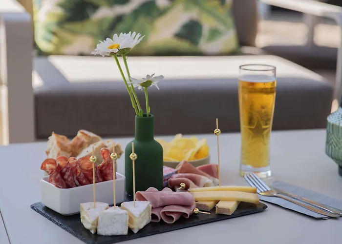 Hotel Kyriad Ouest - Sortie Autoroute Ouest A9 A54 - Parking Gratuit - Terrasse - Jardin - Plateau Repas - Petit Déjeuner Dès 5h30 - Animaux Bienvenue 3*