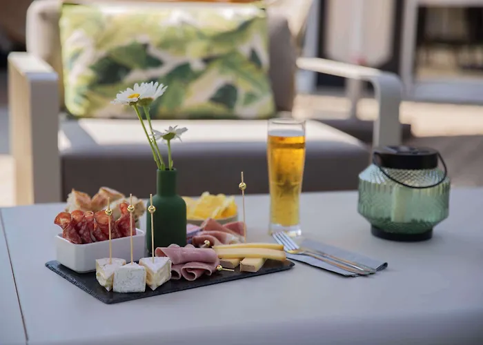 Kyriad Ouest - Sortie Autoroute Ouest A9 A54 - Parking Gratuit - Terrasse - Jardin - Plateau Repas - Petit Déjeuner Dès 5h30 - Animaux Bienvenue Hotel 3*