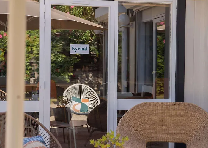 Kyriad Ouest - Sortie Autoroute Ouest A9 A54 - Parking Gratuit - Terrasse - Jardin - Plateau Repas - Petit Déjeuner Dès 5h30 - Animaux Bienvenue