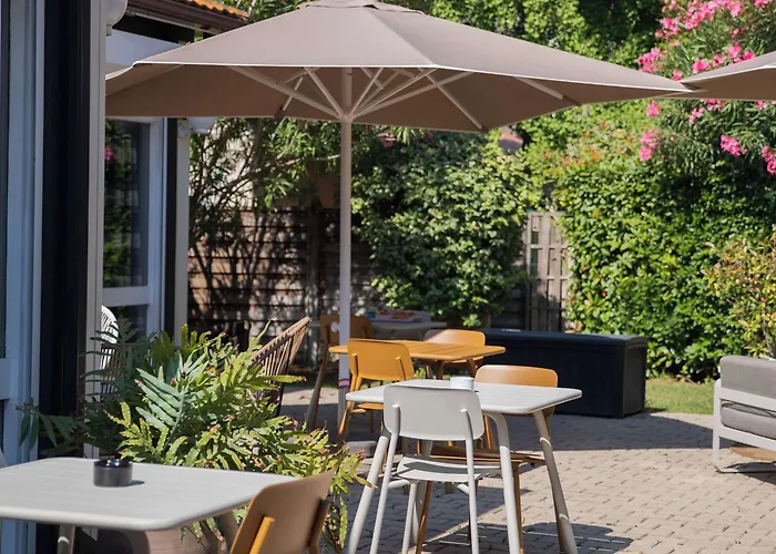 Kyriad Ouest - Sortie Autoroute Ouest A9 A54 - Parking Gratuit - Terrasse - Jardin - Plateau Repas - Petit Déjeuner Dès 5h30 - Animaux Bienvenue