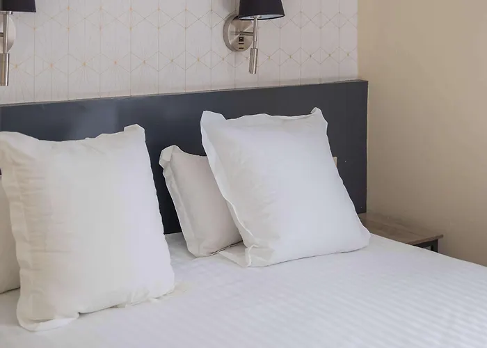 Kyriad Ouest - Sortie Autoroute Ouest A9 A54 - Parking Gratuit - Terrasse - Jardin - Plateau Repas - Petit Déjeuner Dès 5h30 - Animaux Bienvenue 3* Nîmes