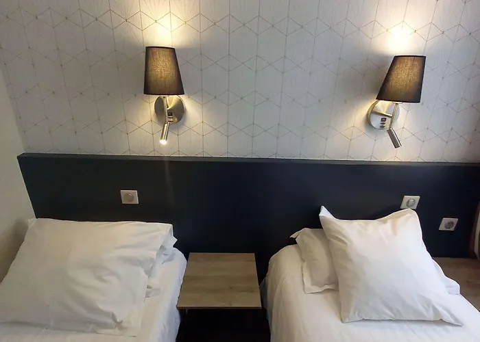 Kyriad Ouest - Sortie Autoroute Ouest A9 A54 - Parking Gratuit - Terrasse - Jardin - Plateau Repas - Petit Déjeuner Dès 5h30 - Animaux Bienvenue Hotel Nîmes