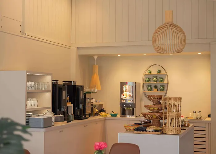 Kyriad Ouest - Sortie Autoroute Ouest A9 A54 - Parking Gratuit - Terrasse - Jardin - Plateau Repas - Petit Déjeuner Dès 5h30 - Animaux Bienvenue Hotel Nîmes