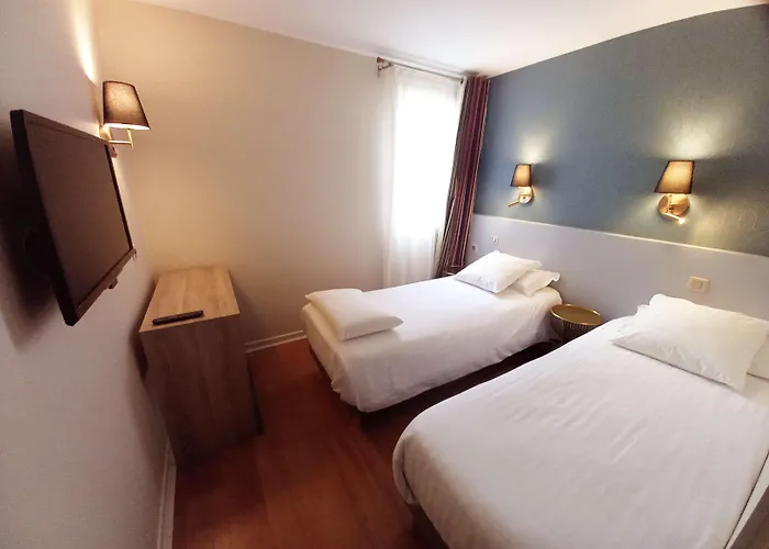 Kyriad Ouest - Sortie Autoroute Ouest A9 A54 - Parking Gratuit - Terrasse - Jardin - Plateau Repas - Petit Déjeuner Dès 5h30 - Animaux Bienvenue Hotel 3*