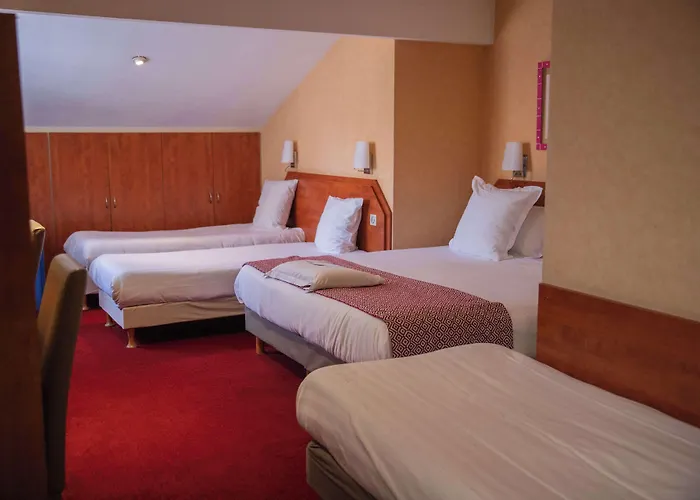 Kyriad Ouest - Sortie Autoroute Ouest A9 A54 - Parking Gratuit - Terrasse - Jardin - Plateau Repas - Petit Déjeuner Dès 5h30 - Animaux Bienvenue Nîmes