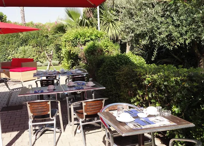 Kyriad Ouest - Sortie Autoroute Ouest A9 A54 - Parking Gratuit - Terrasse - Jardin - Plateau Repas - Petit Déjeuner Dès 5h30 - Animaux Bienvenue 3*